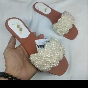 Pearl-Embellished Women's Sandals in Cream